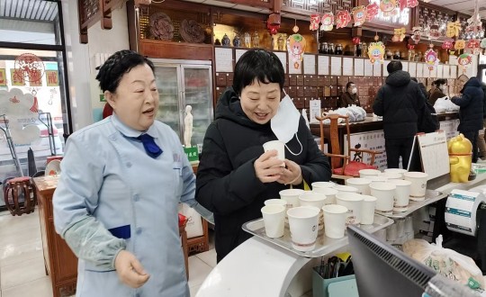 14.药业公司“欢喜闹元宵，健康走百病”惠民活动现场_副本.jpg